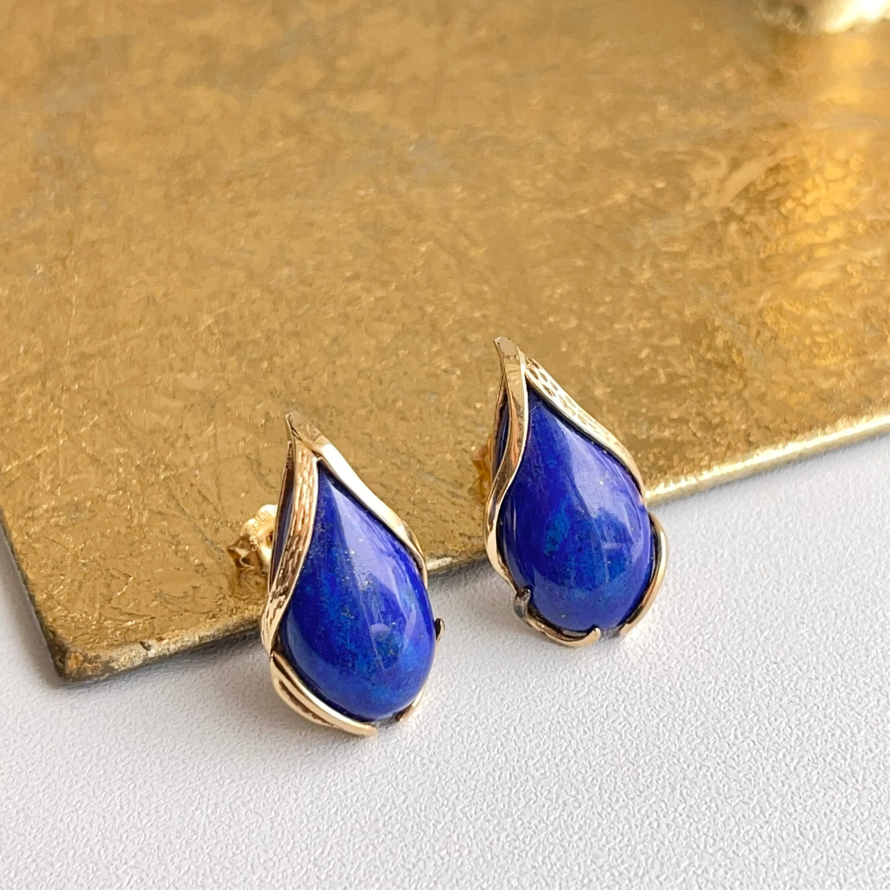 Estate 14KT Yellow Gold Teardrop Detailed Blue Lapis Earrings