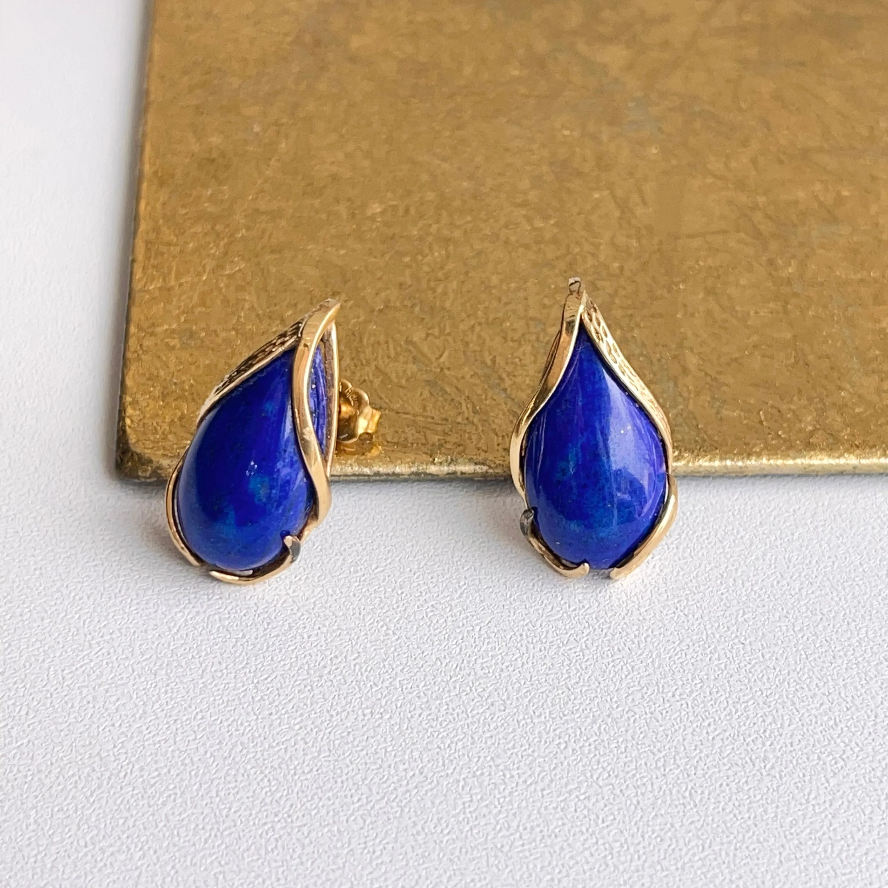 Estate 14KT Yellow Gold Teardrop Detailed Blue Lapis Earrings